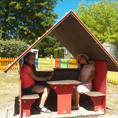 Cabane ludique avec deux fillettes sur l'aire de jeux du camping dans les Landes près e Vieux-Boucau