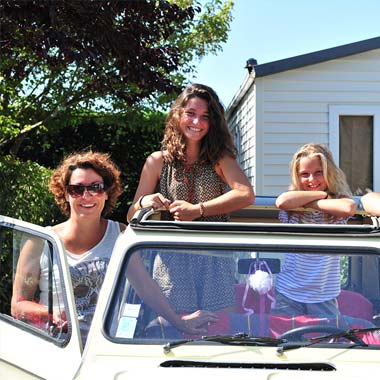 Mujeres en un Citroën Dyane en el camping de Messanges cerca de Capbreton