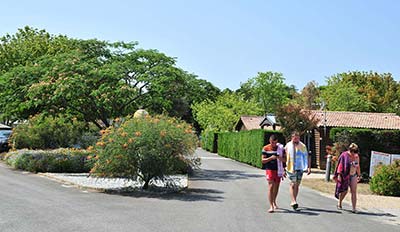 Campeurs sur une allée du camping Le Moussaillon près de Hossegor et Vieux-Boucau