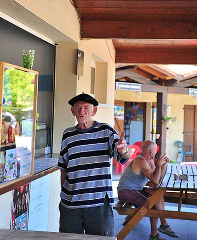 Noble anciano con boina vasca en las Landas en el camping de Messanges