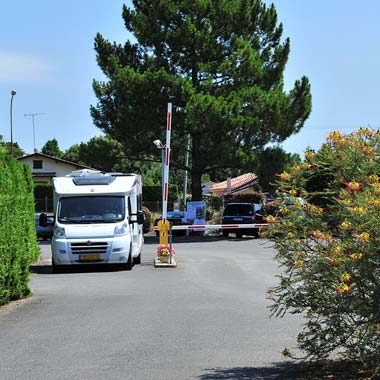 Arrival of a motorhome at the campsite in Messanges for a stopover in the Landes