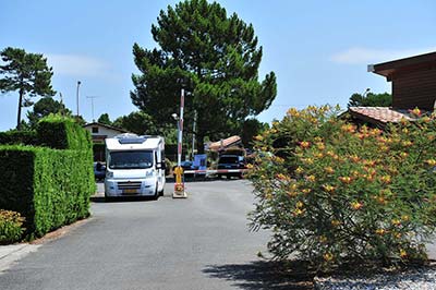 Arrival of a motorhome at the campsite in Messanges for a stopover in the Landes