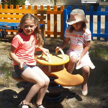 Enfants et jeux à ressort sur l'aire de jeux du camping à Messanges dans les Landes