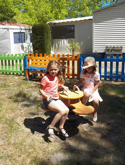 Enfants et jeux à ressort sur l'aire de jeux du camping à Messanges dans les Landes