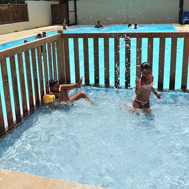 Niñas en la piscina infantil del espacio acuático del camping de Messanges en las Landas