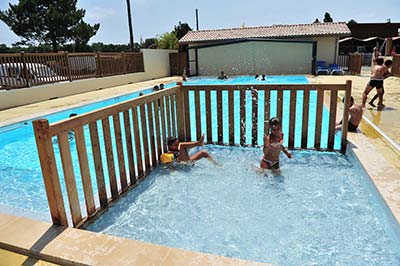 Fillettes dans la pataugeoire de l'espace aquatique du camping à Messanges dans les Landes