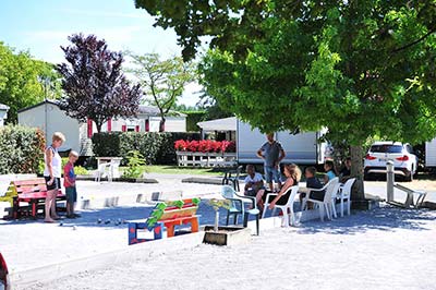 Pista de petanca y alquiler de mobil-homes en el camping Le Moussaillon en las Landas