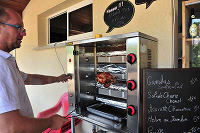 Asador de pollos en el camping Moussaillon de Messanges en las Landas