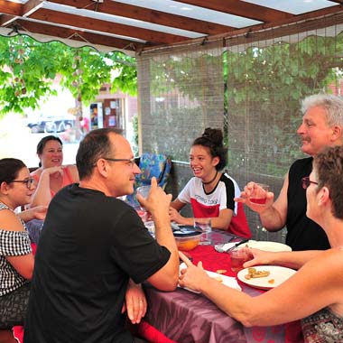 Campeur déjeunant en terrasse au restaurant du camping Le Moussaillon à Messanges