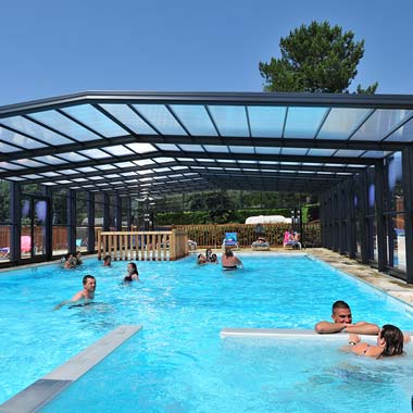 The large pool of the indoor swimming pool at Le Moussaillon campsite in Messanges
