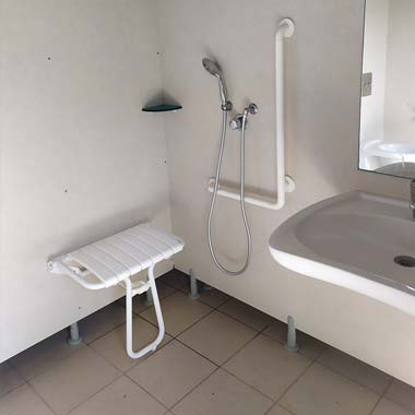 Shower adapted for people in wheelchairs or with reduced mobility at the campsite in Messanges