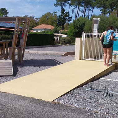 Rampa de acceso para discapacitados en la piscina del camping Le Moussaillon en Messanges