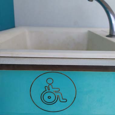 Lavabo con señalización para sillas de ruedas en el bloque sanitario del camping de Messanges