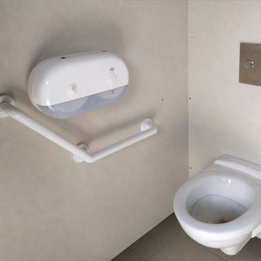 Toilettes pour handicapés du bloc sanitaire du camping