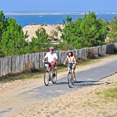 Cycliste sur une piste cyclable de la Vélodyssée près de Vieux-Boucau dans les Landes
