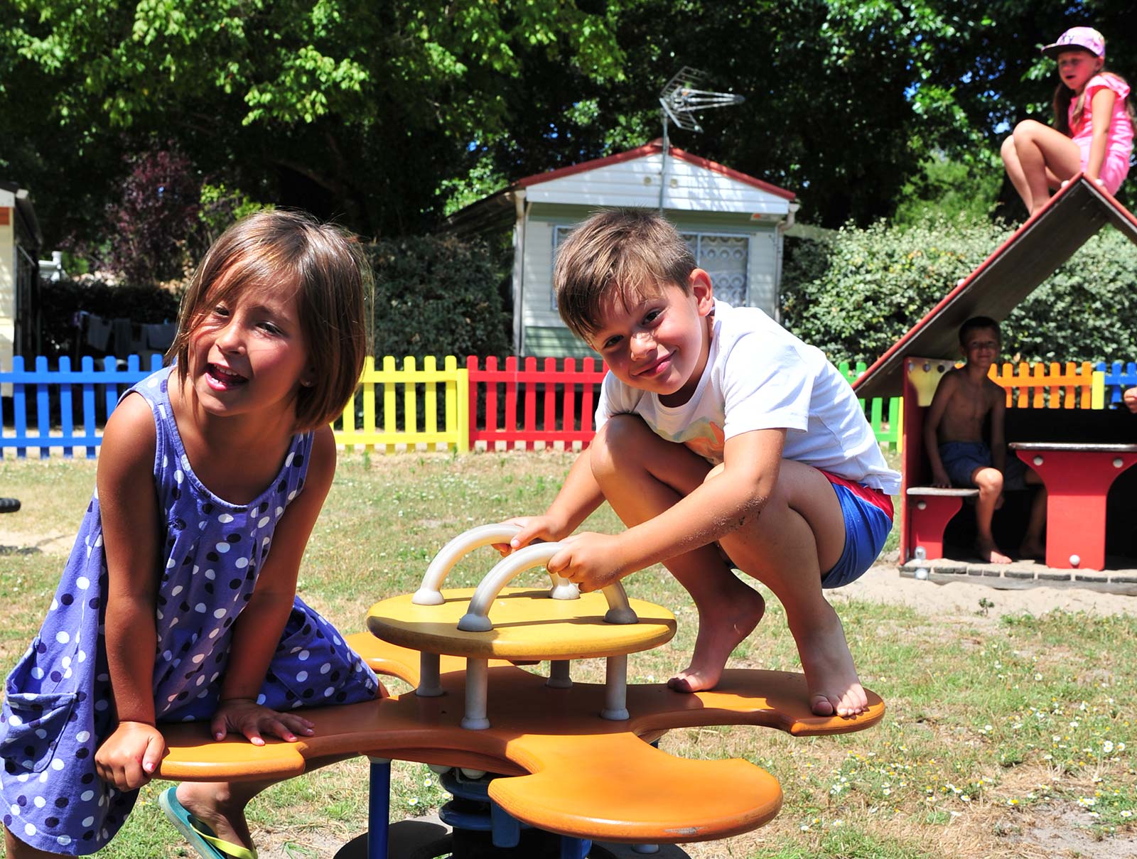Enfants jouant sur l'aire de jeux du camping à Messanges près de Cap-Breton