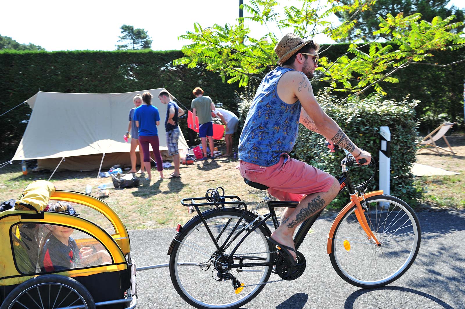 Una bicicleta delante de una parcela para tiendas de campaña en el camping park de Messanges