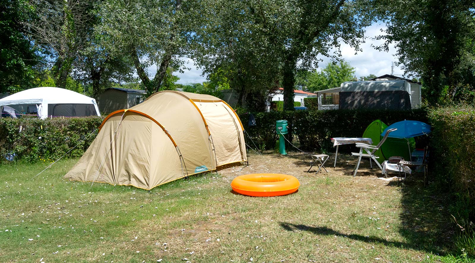 A bicycle in front of a tent pitch in the campsite park in Messanges