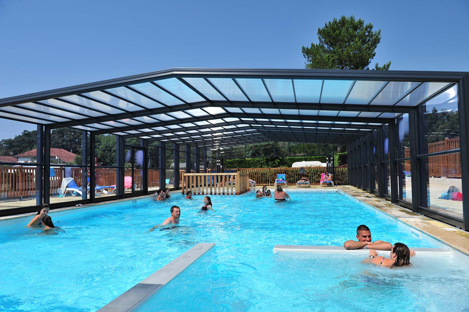 Baigneurs dans la piscine couverte du camping dans les Landes à Messanges