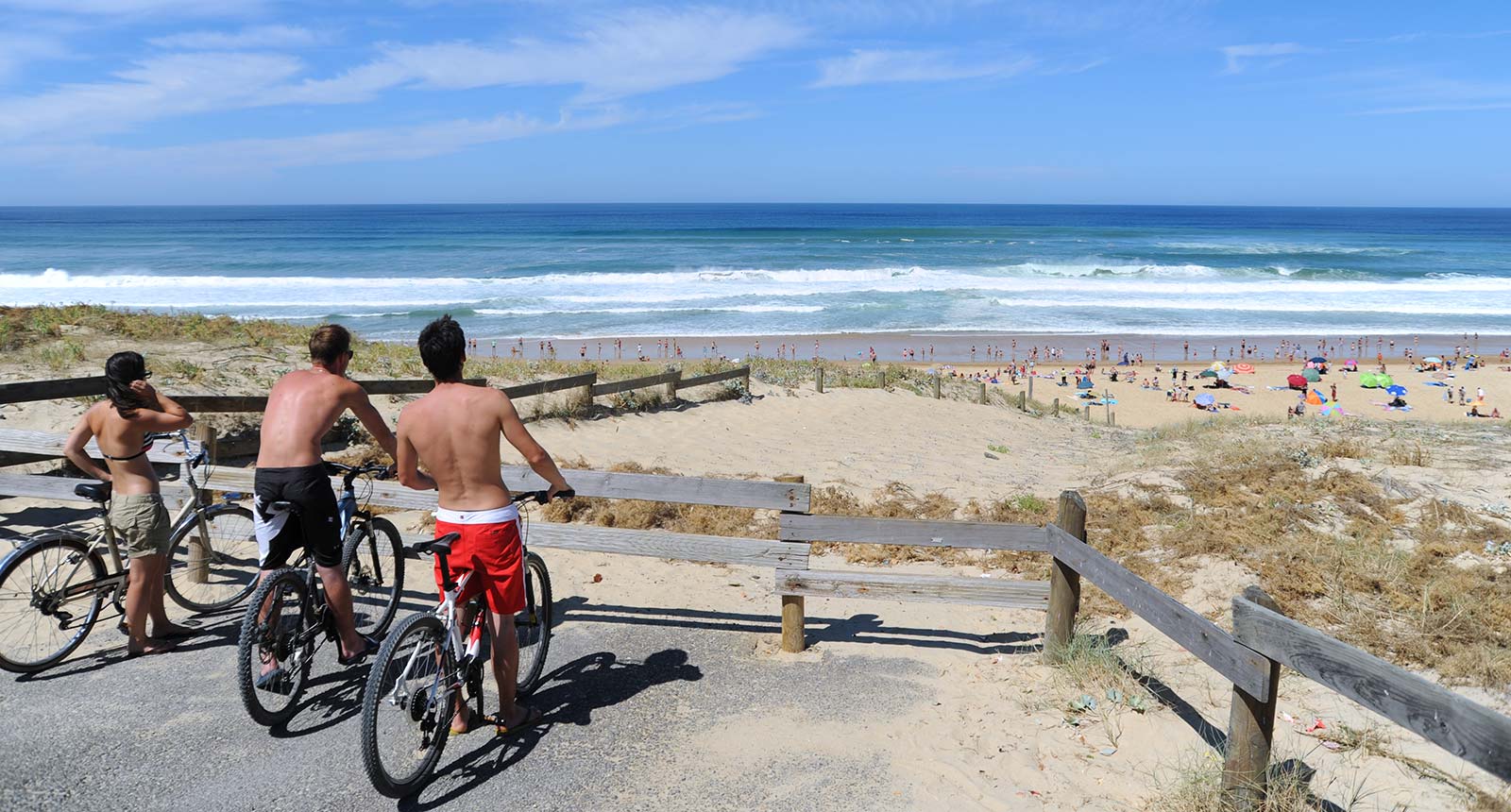 Arrivée sur la plage de Messanges à travers les dunes