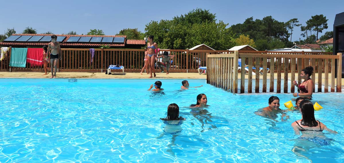 Niños bañándose en la piscina del camping cerca de Hossegor en las Landas