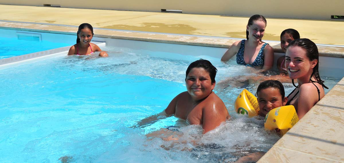 Children in the jacuzzi of the aquatic area of the campsite in the Landes