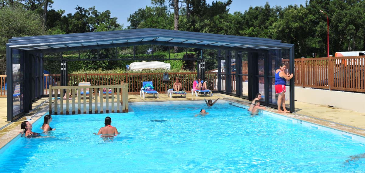 Vista de la piscina climatizada del camping en las Landas en Messanges cerca de Capbreton