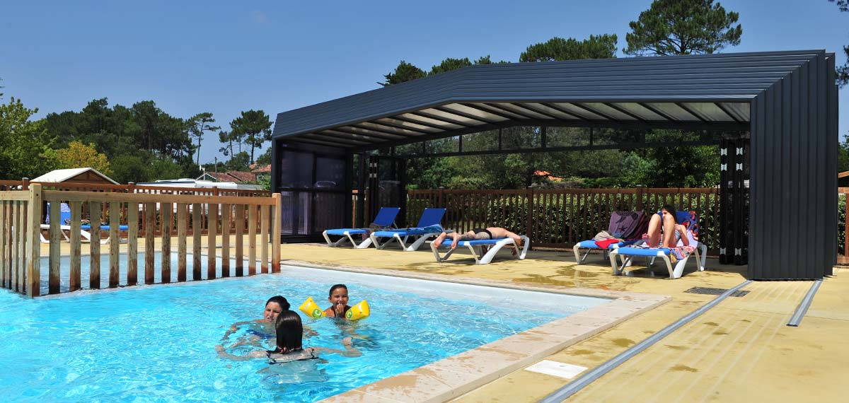 Swimming pool with removable cover at the Moussaillon campsite in Messanges in the Landes