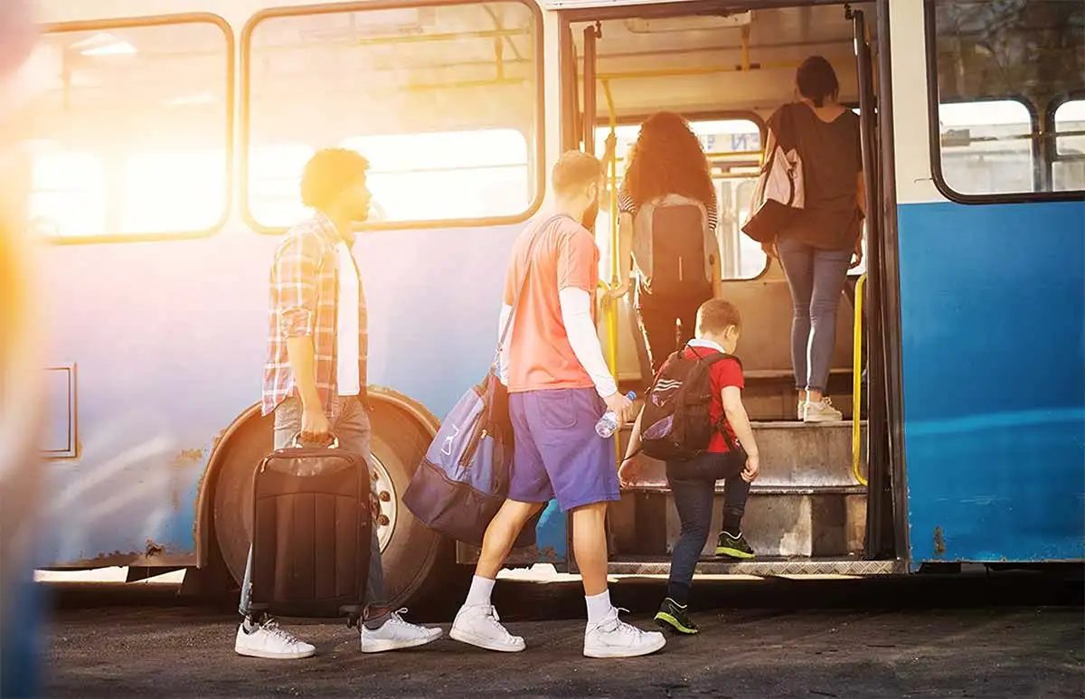 Campeurs entrant dans un bus dans les Landes